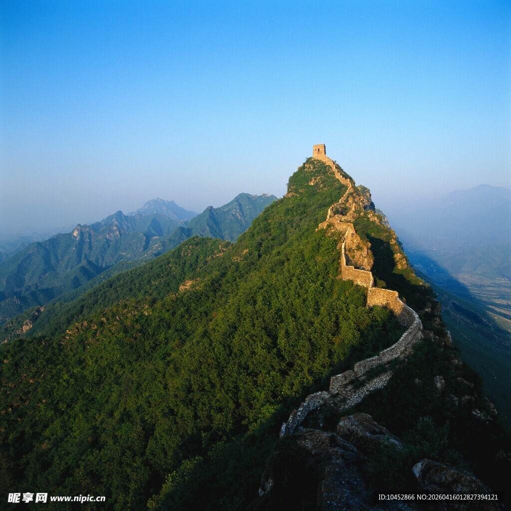 壮丽长城盘踞青山之巅