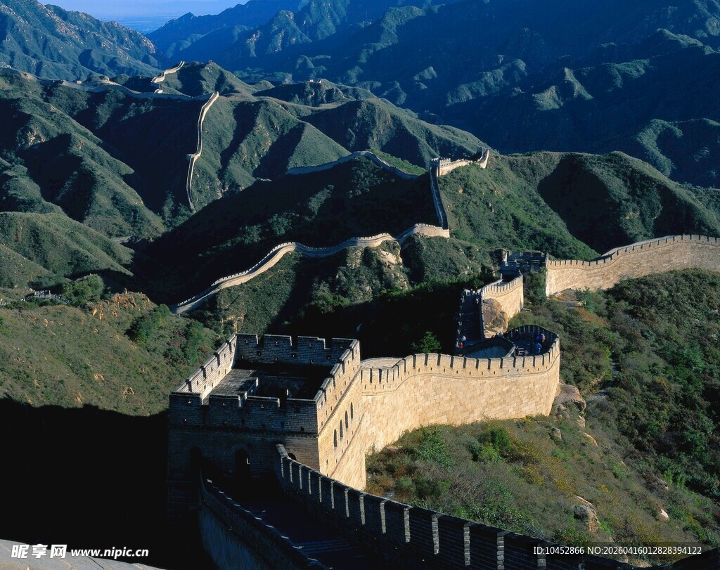 壮丽长城蜿蜒于山峦间