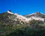 壮丽长城蜿蜒于山峦间