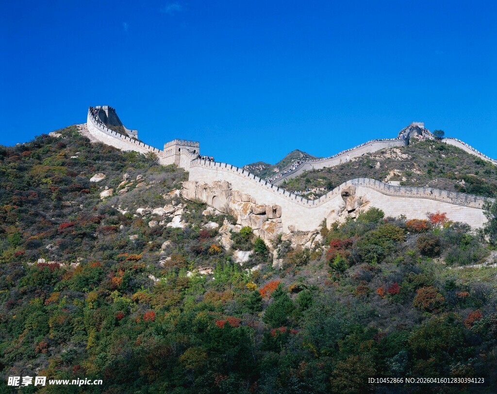 壮丽长城蜿蜒于山峦间