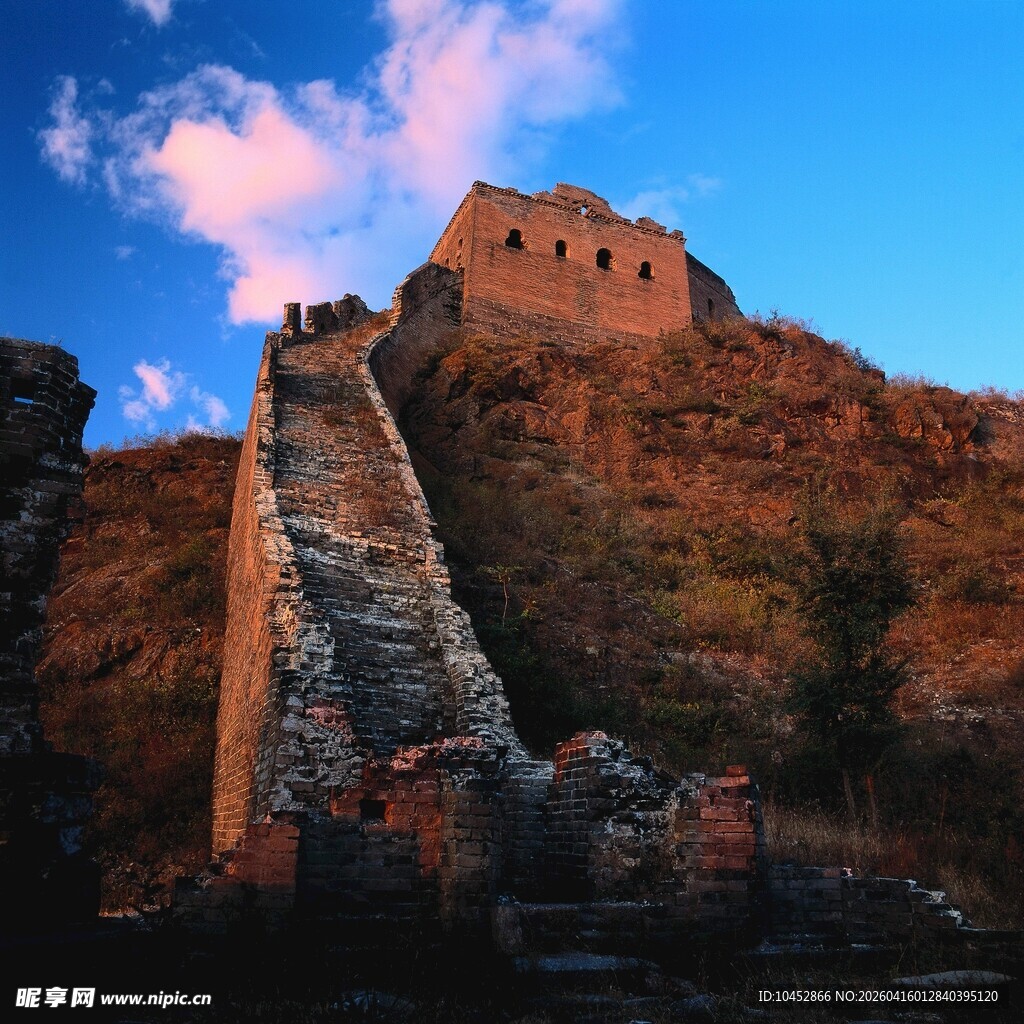 夕阳下的古老长城