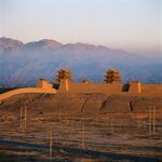 夕阳下的古老城墙遗迹