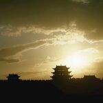 夕阳下的古建筑剪影