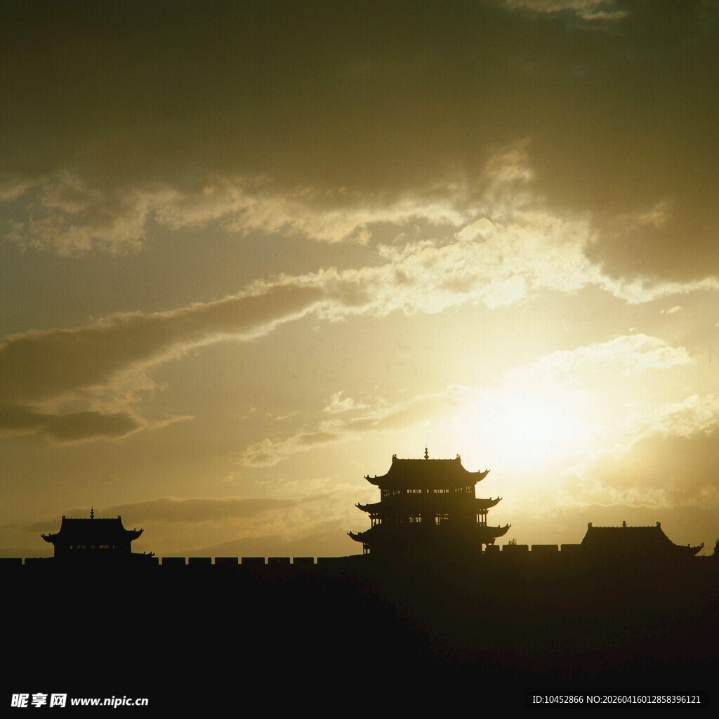 夕阳下的古建筑剪影