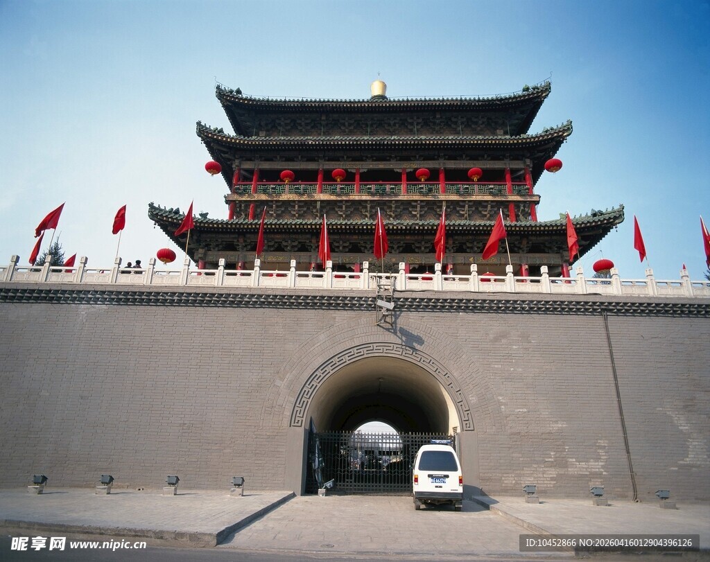 西安古城墙下的中式建筑