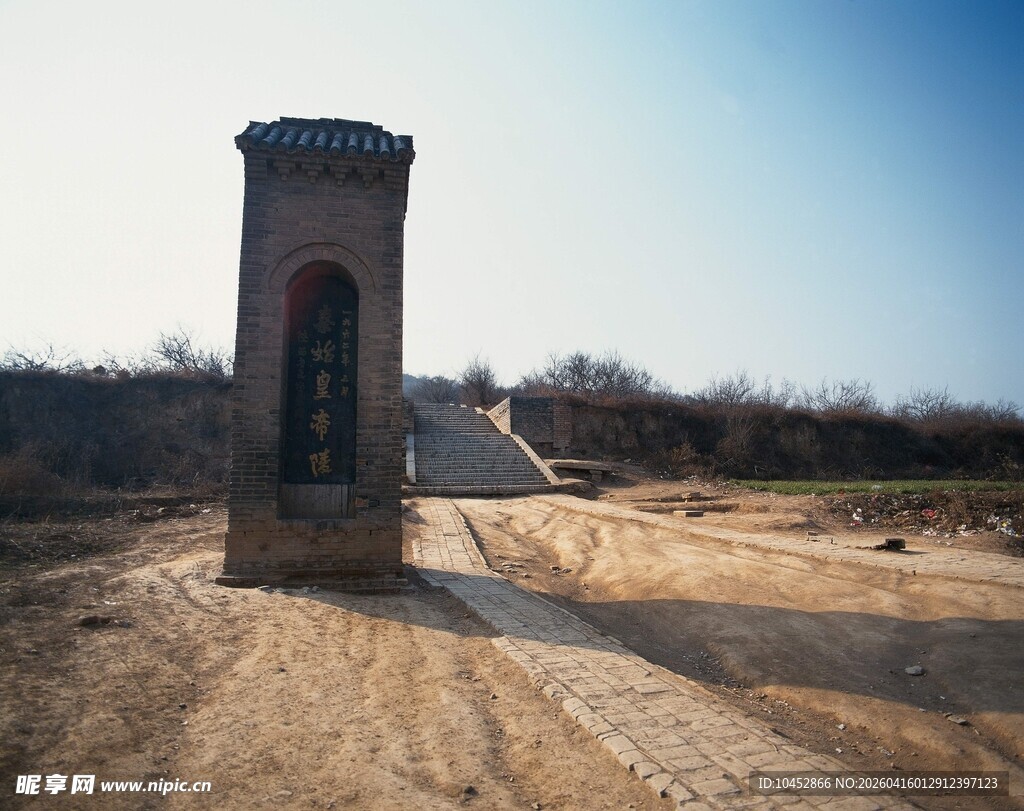 荒野中的古老塔状建筑