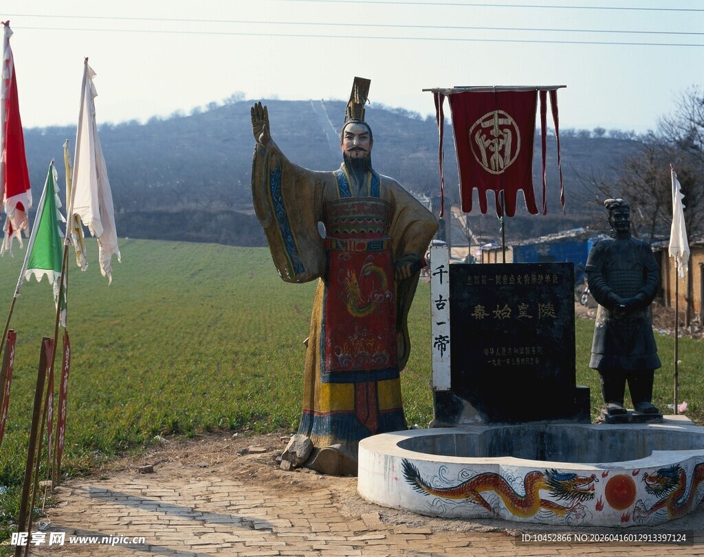 古代武士塑像立于开阔田野