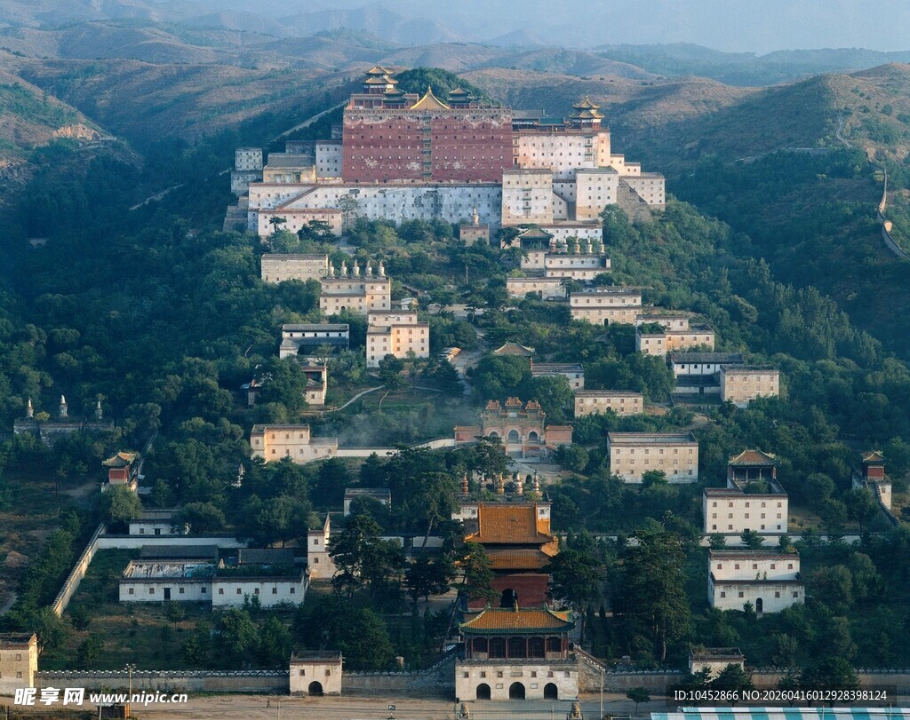 俯瞰壮丽布达拉宫建筑群