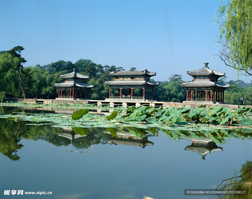 古典园林湖畔美景