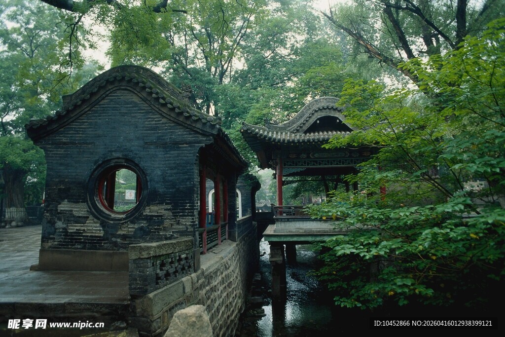 古雅中式建筑隐于绿荫间