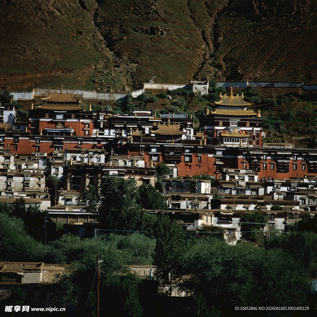 山间藏式村落景观