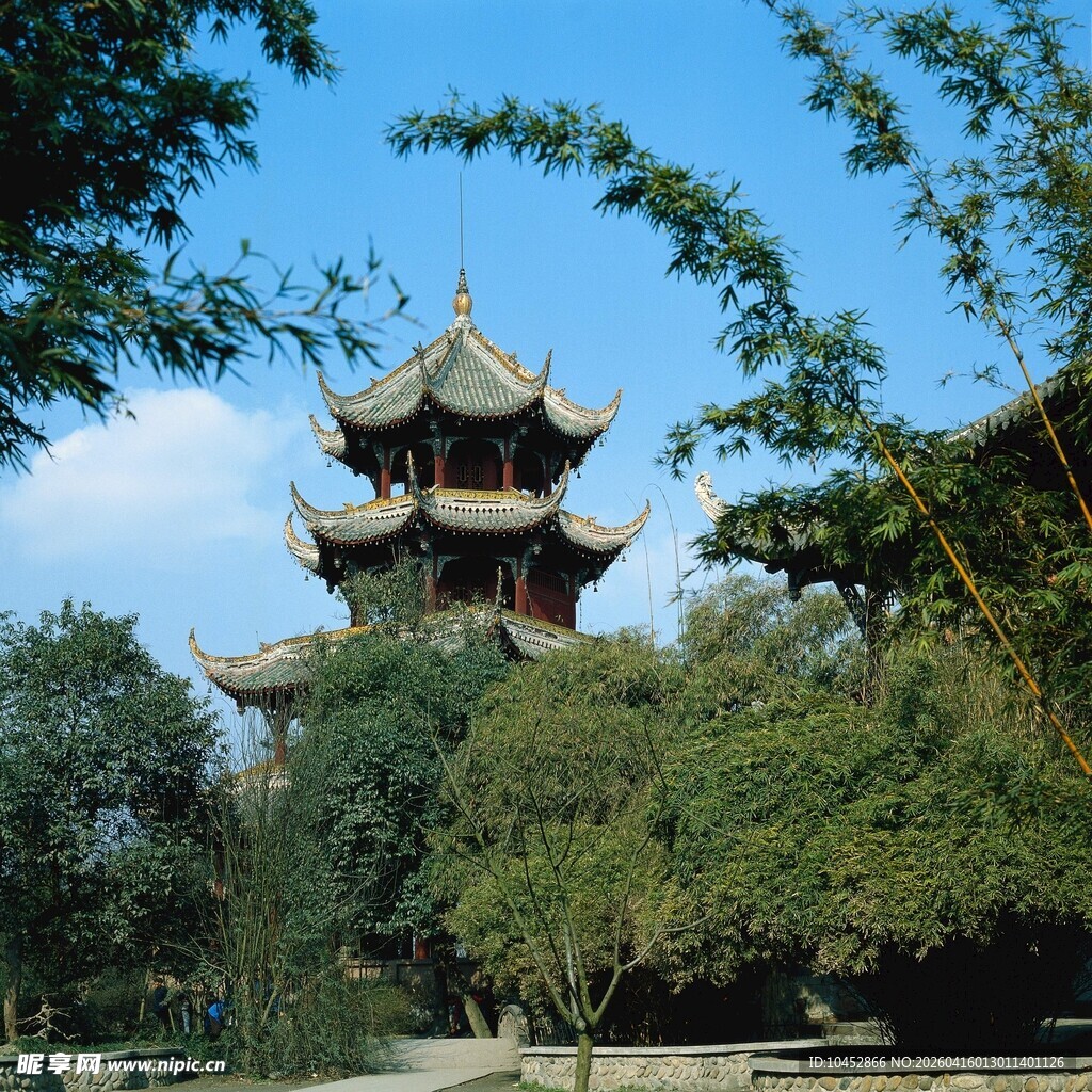 中式古亭掩映于绿树蓝天