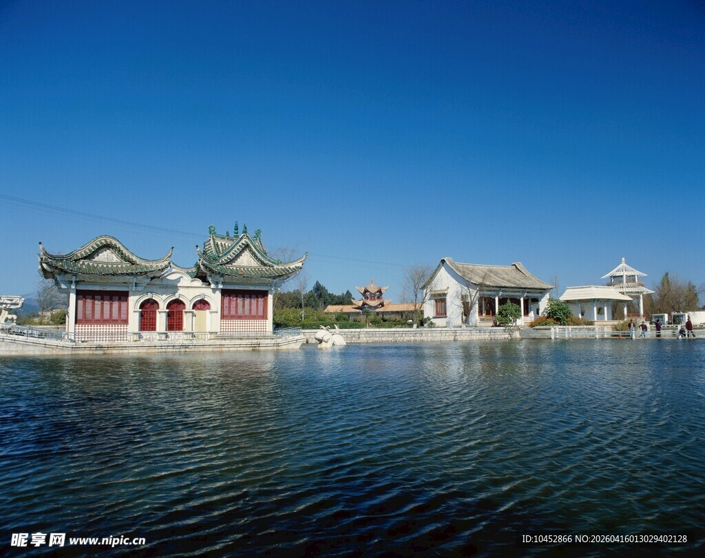湖畔中式建筑美景