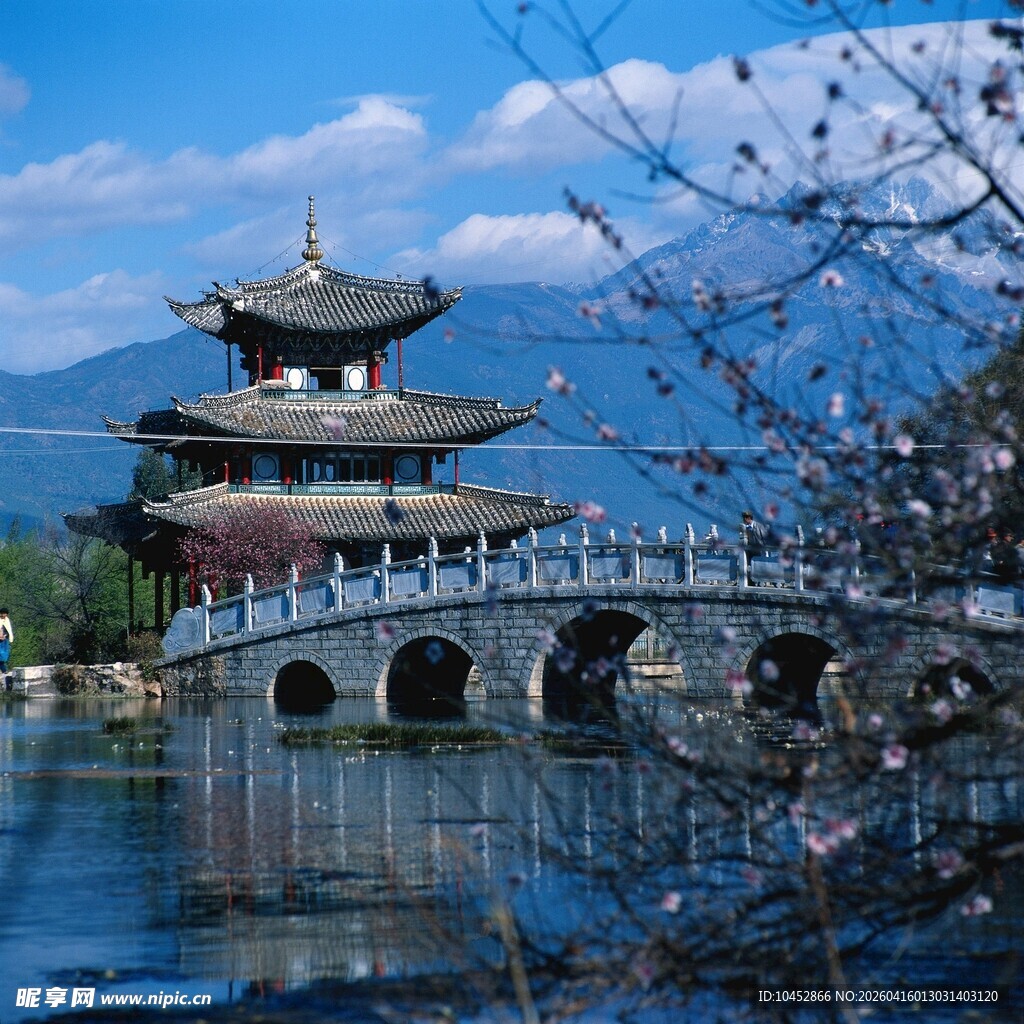 湖畔古桥与楼阁美景