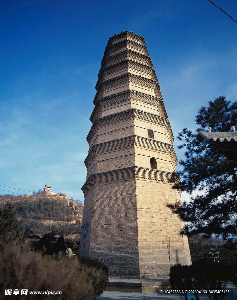 古朴多层石塔屹立蓝天