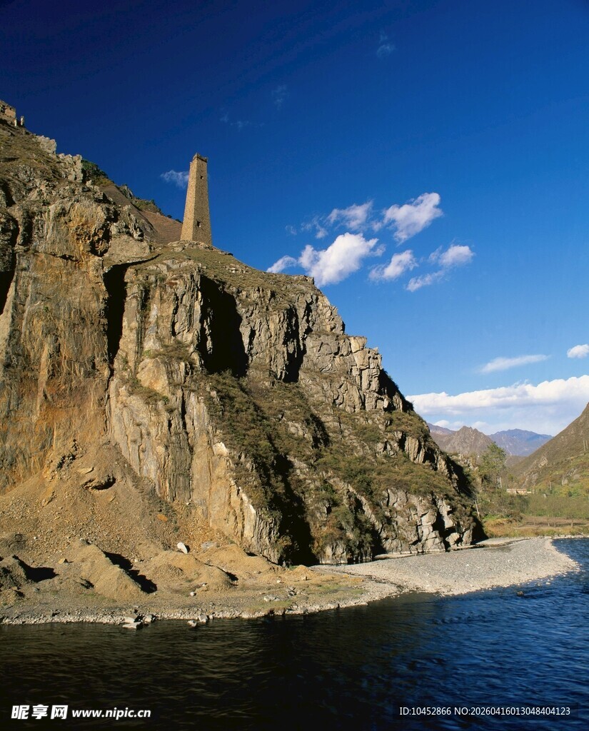 河畔峻峭山崖风光