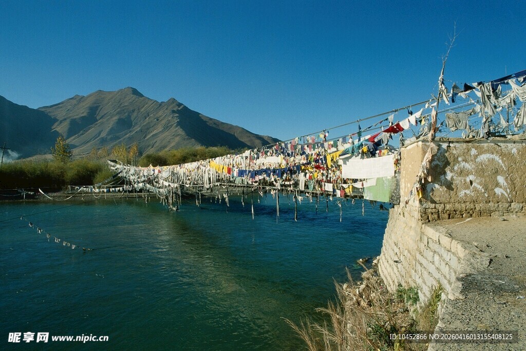湖畔经幡与远山美景