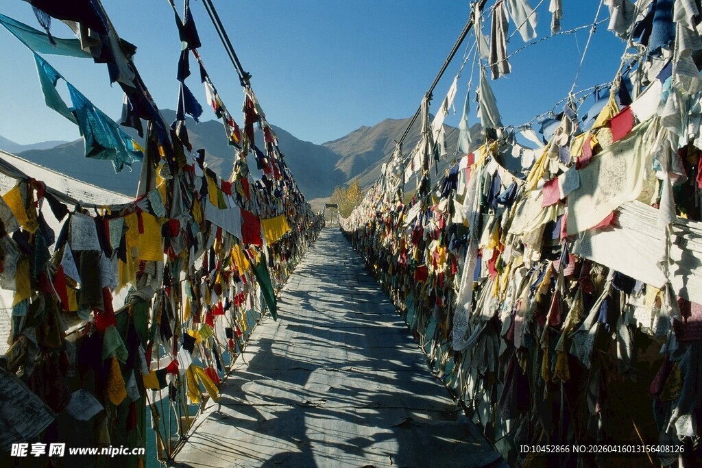 山间经幡路