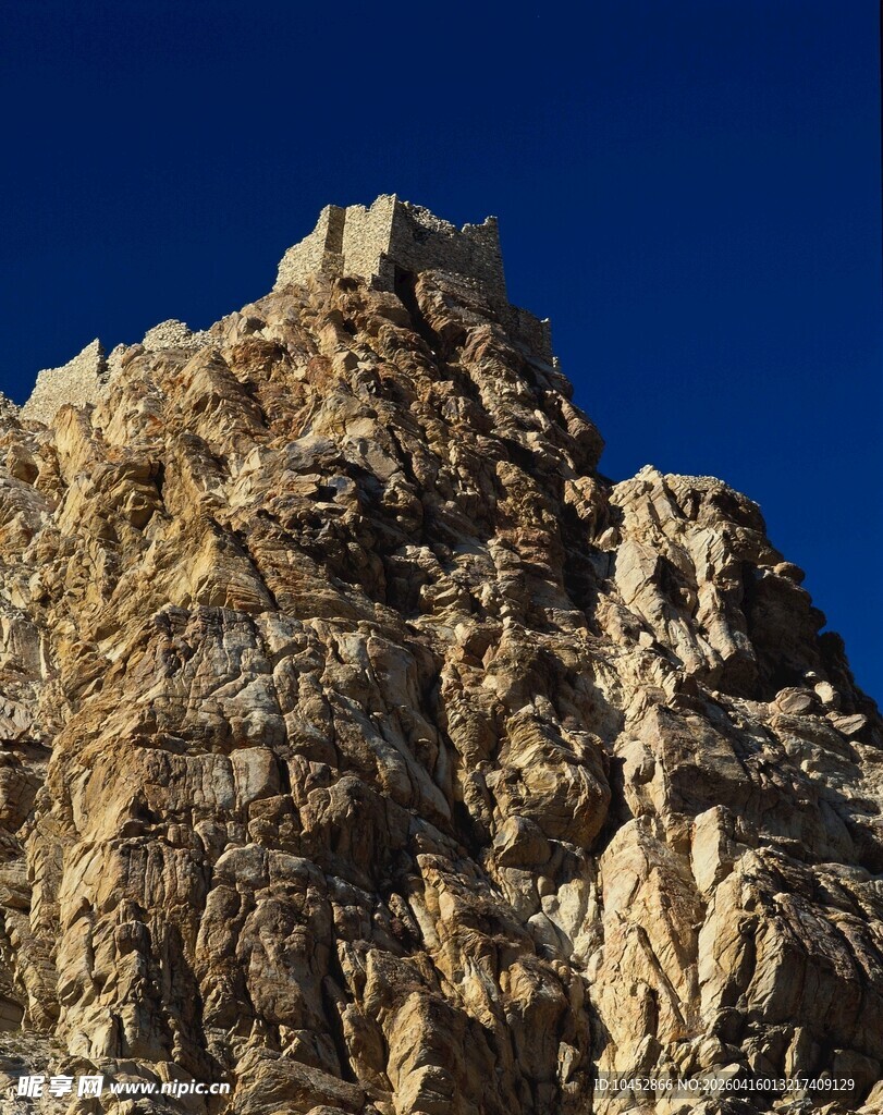 巍峨山峰