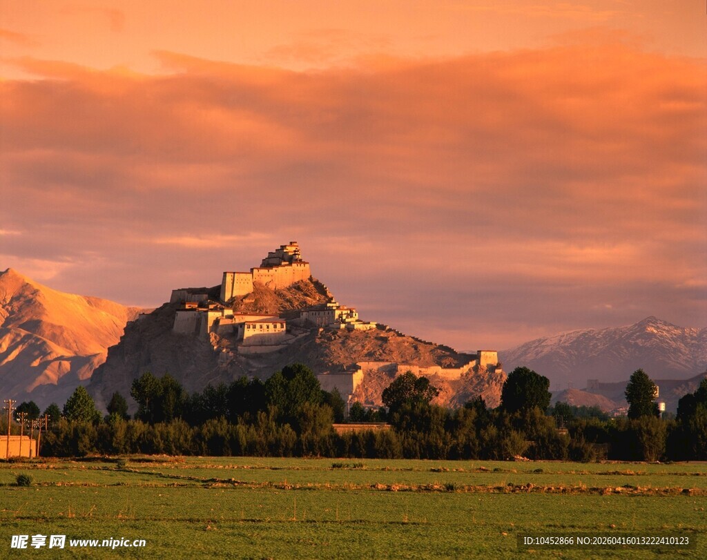 夕阳下的壮丽山峰景观