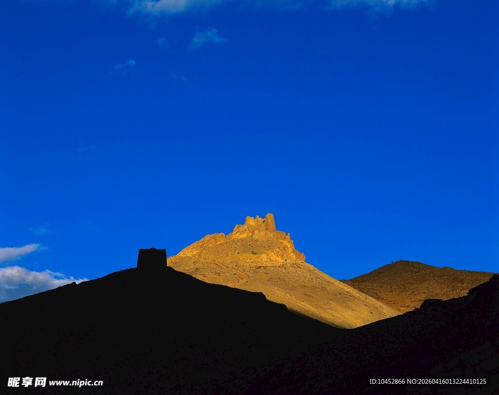 夕阳下的壮丽山峦