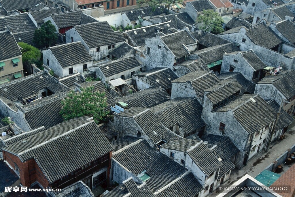 俯瞰古朴江南民居屋顶