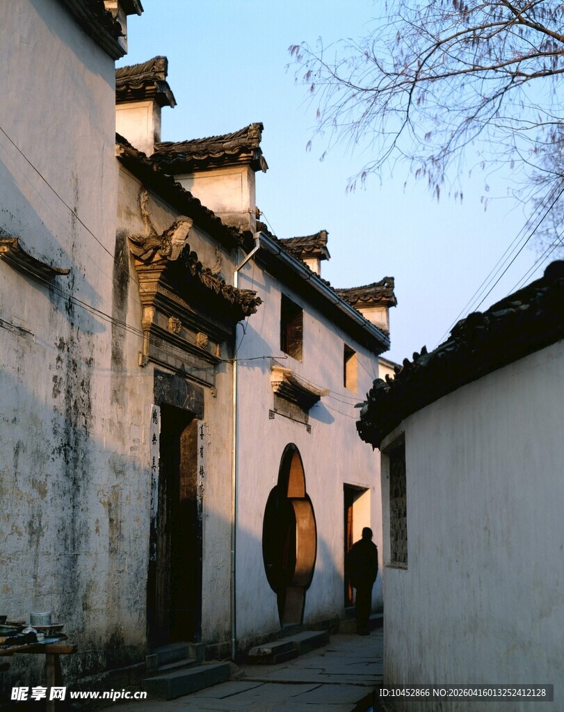 古巷中的徽派建筑风貌