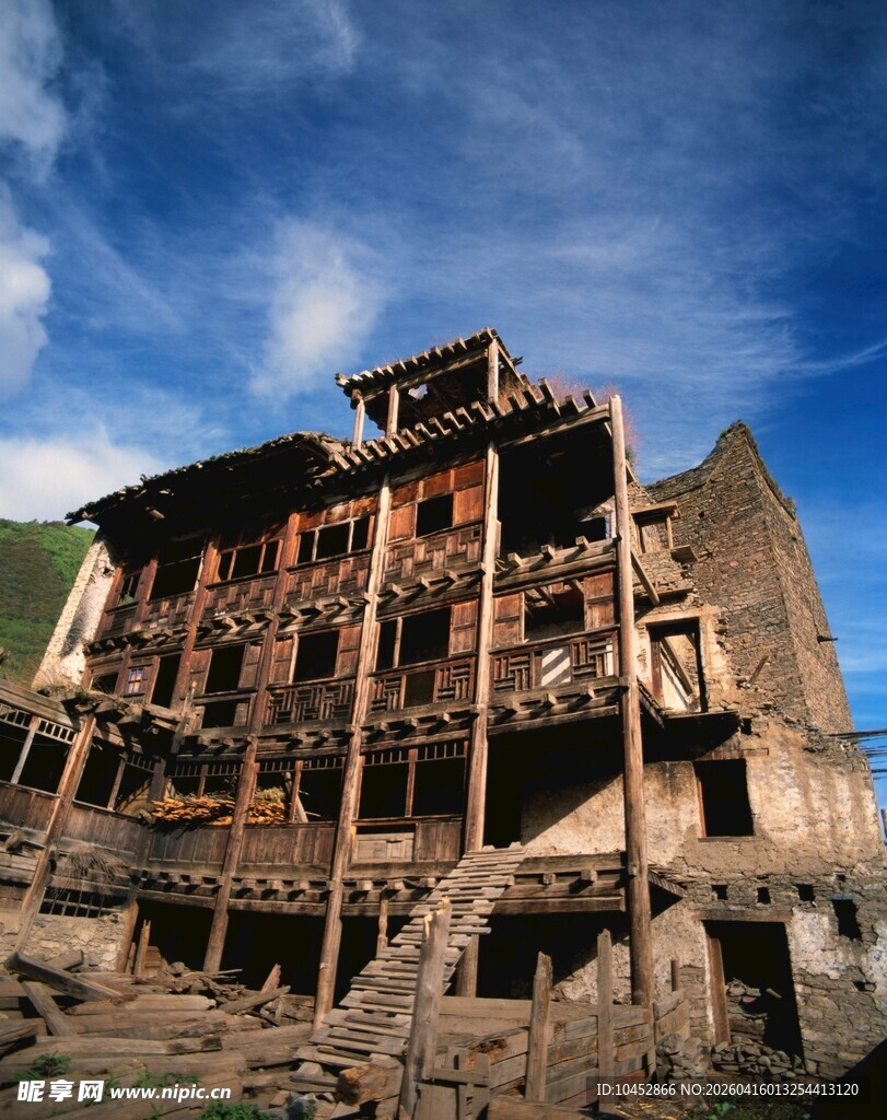 古老破旧的多层建筑遗迹