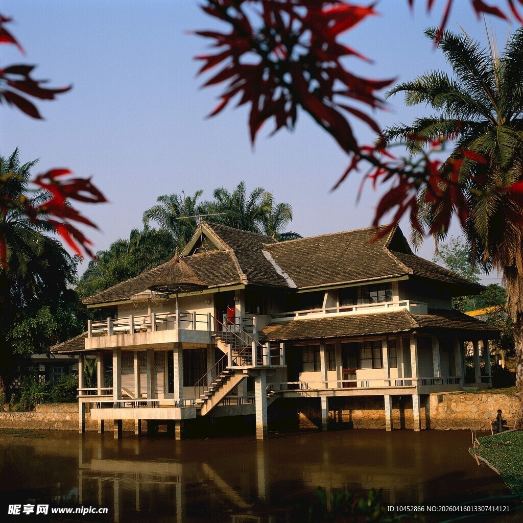 湖畔木质别墅美景