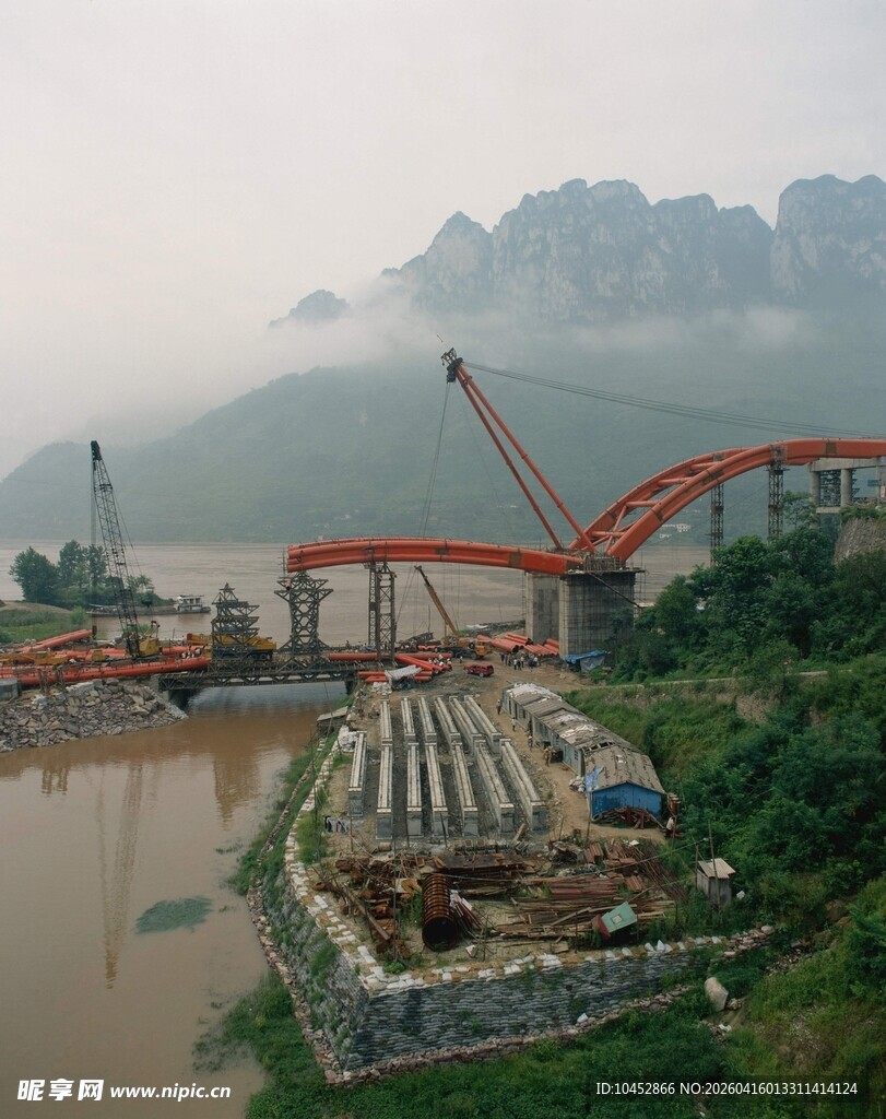 江边桥梁建设施工场景