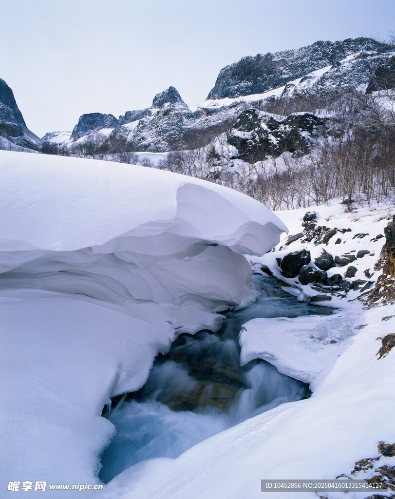 冬日山间溪流雪景