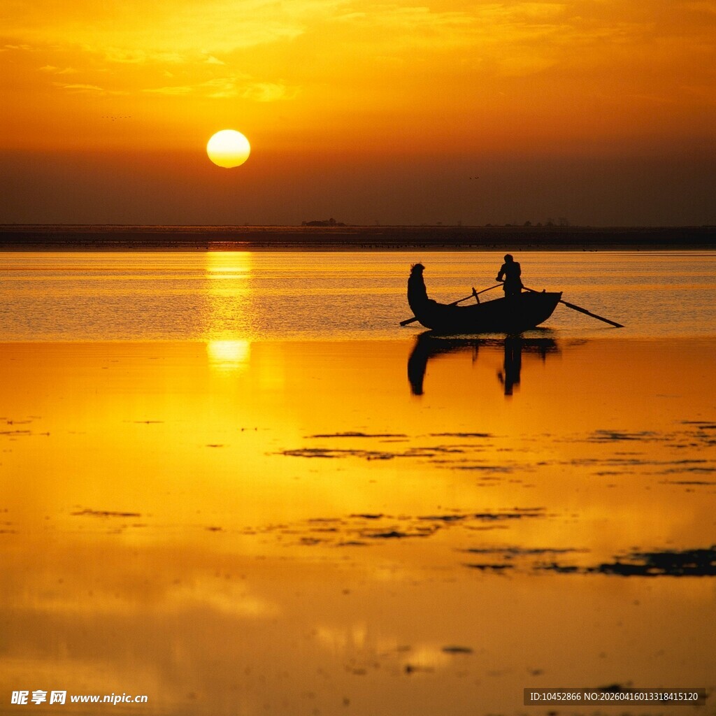 夕阳下二人泛舟湖面
