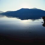 平静湖面映远山美景