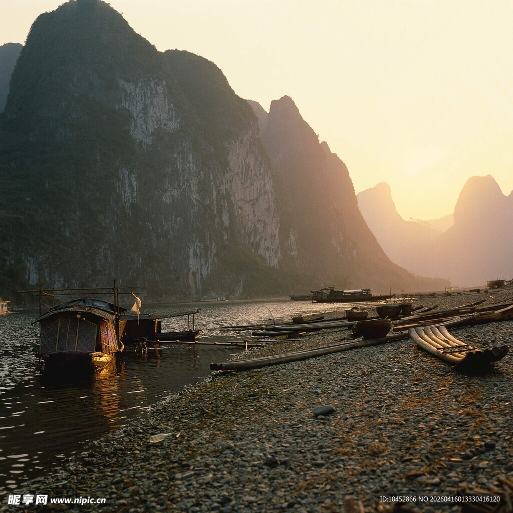 漓江畔的黄昏小船美景