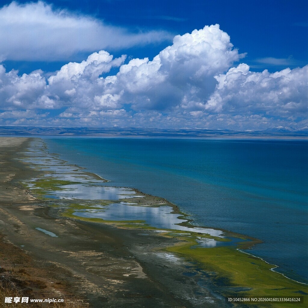 辽阔蓝湖与天际白云美景