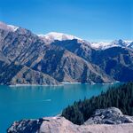 高山蓝湖壮丽自然景观