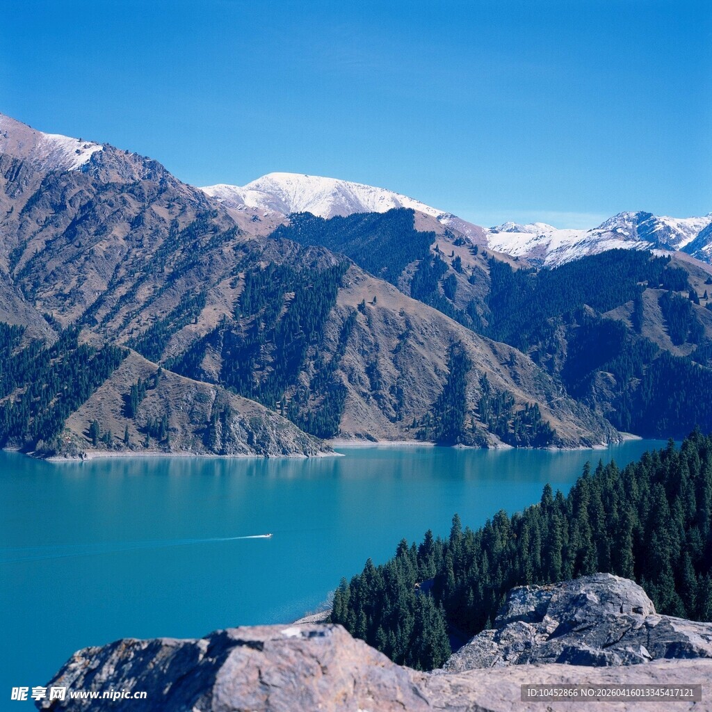 高山蓝湖壮丽自然景观
