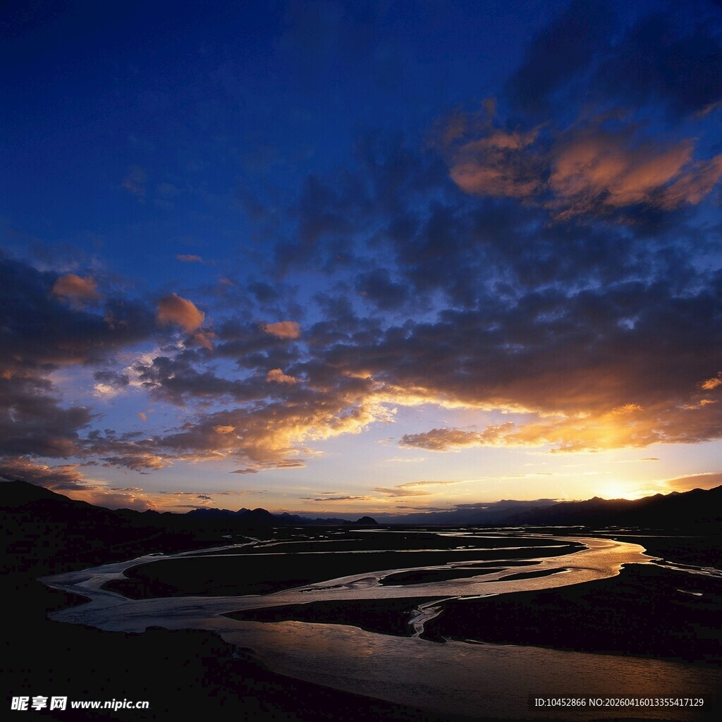 黄昏河畔美景