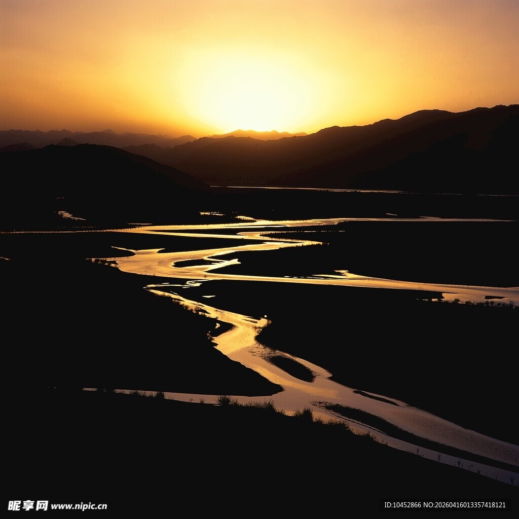 夕阳下蜿蜒的河流美景