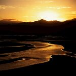 夕阳下蜿蜒河流与远山