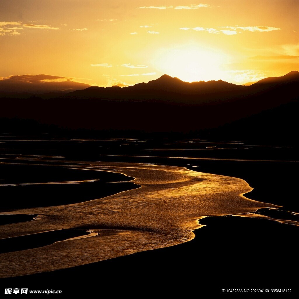 夕阳下蜿蜒河流与远山