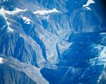 壮丽雪山山谷景观