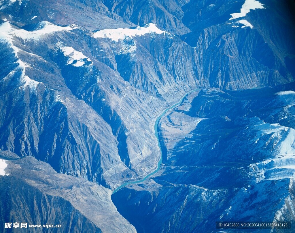 壮丽雪山山谷景观