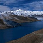 雪山下的湛蓝湖泊