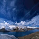 高原湖泊与雪山壮丽景观
