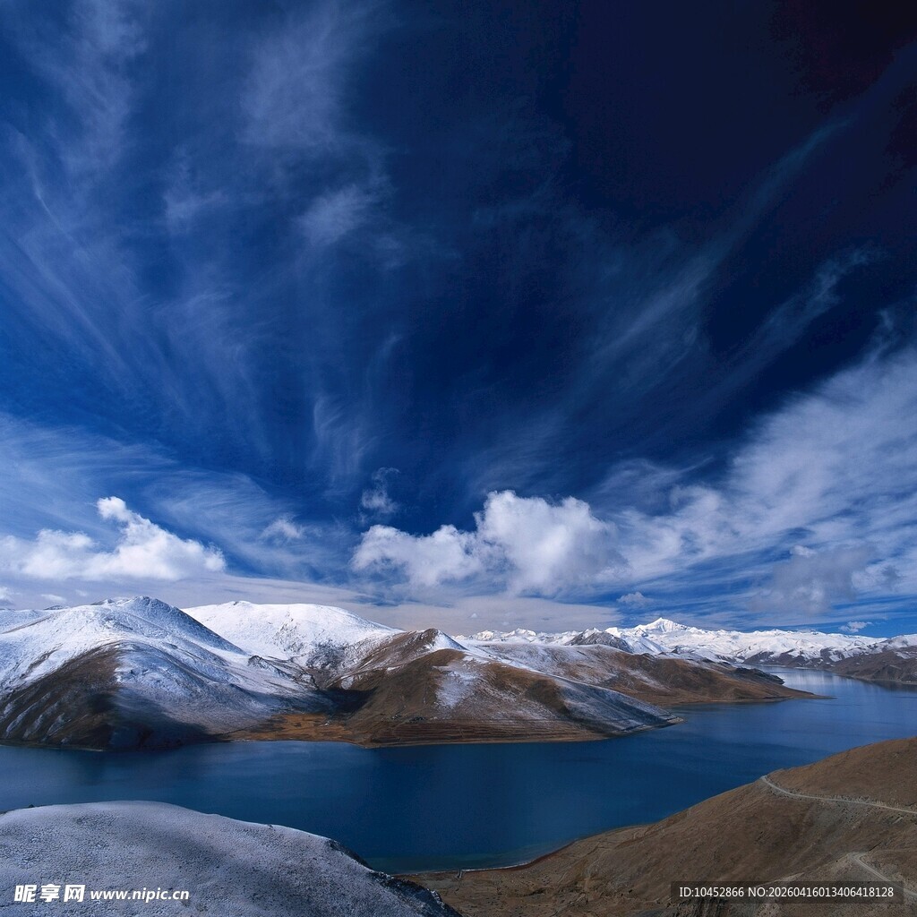 高原湖泊与雪山壮丽景观