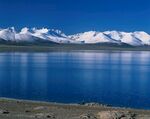 湛蓝湖水与远处雪山美景