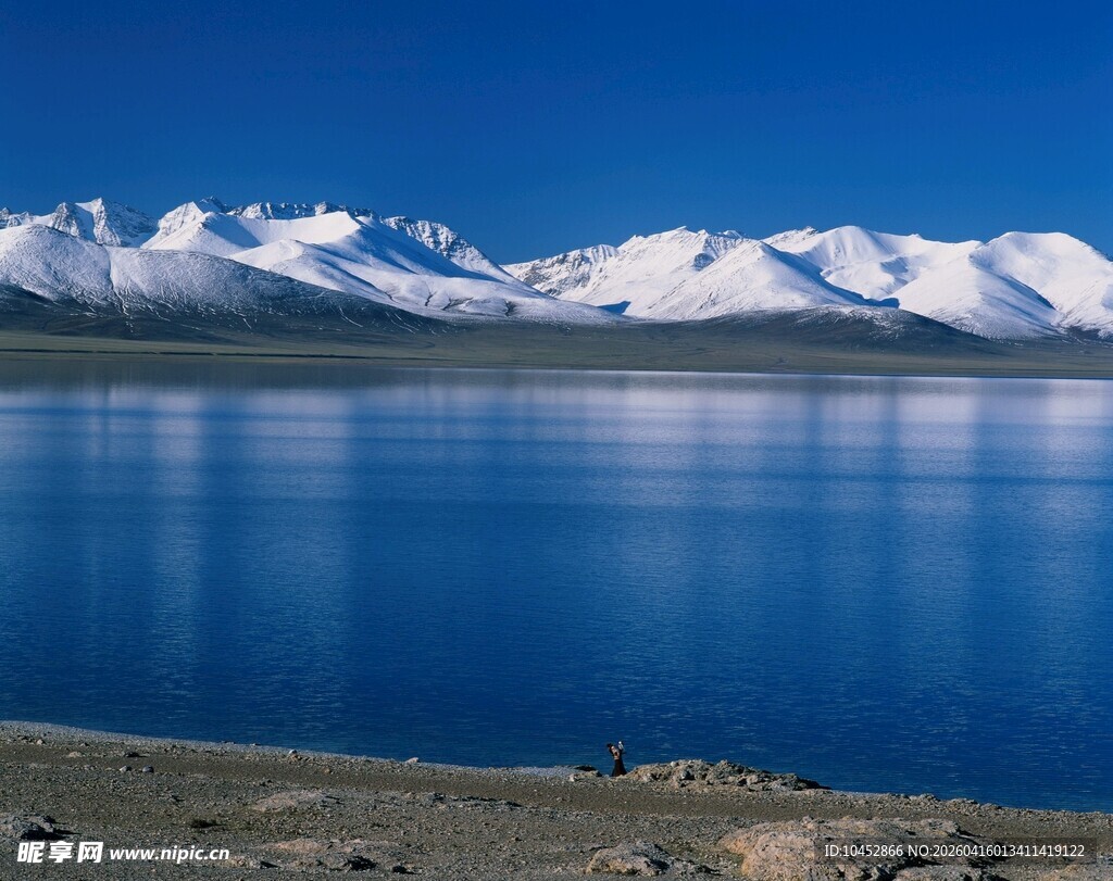 湛蓝湖水与远处雪山美景