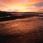 夕阳下波光粼粼的水面