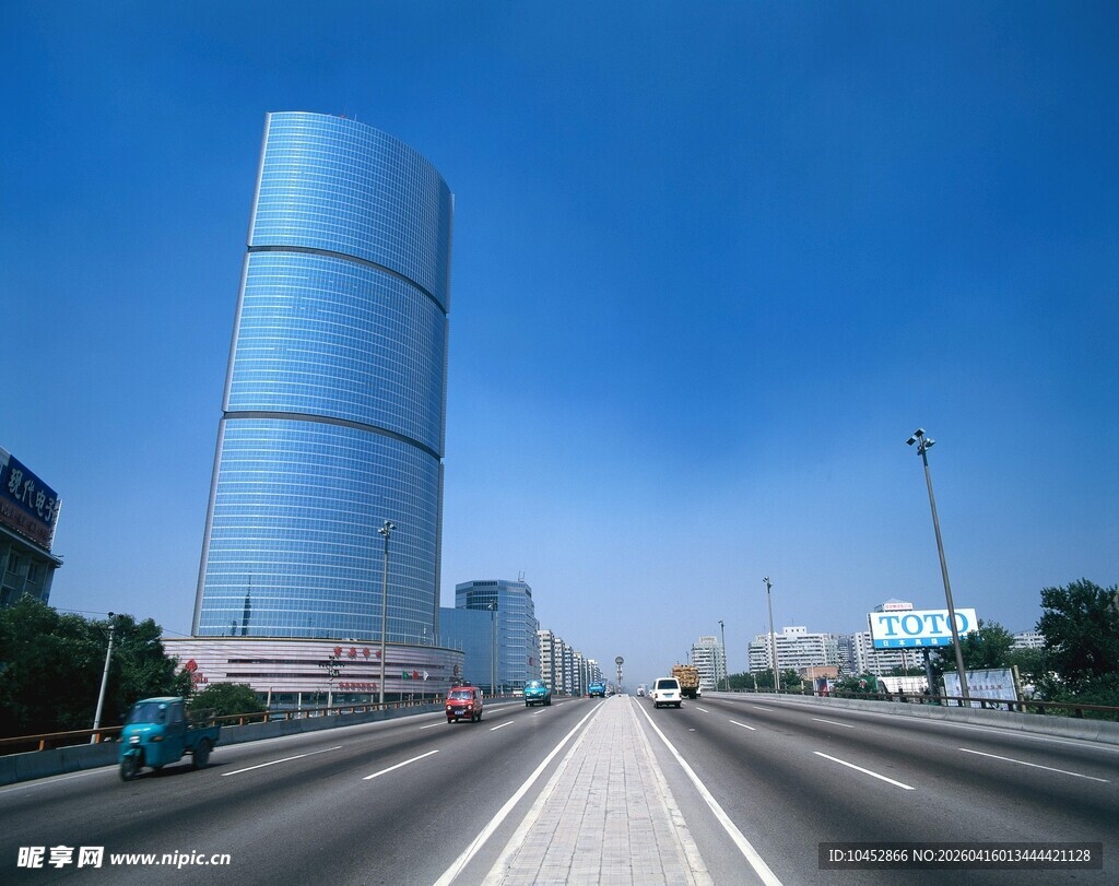 城市道路旁的摩天大楼
